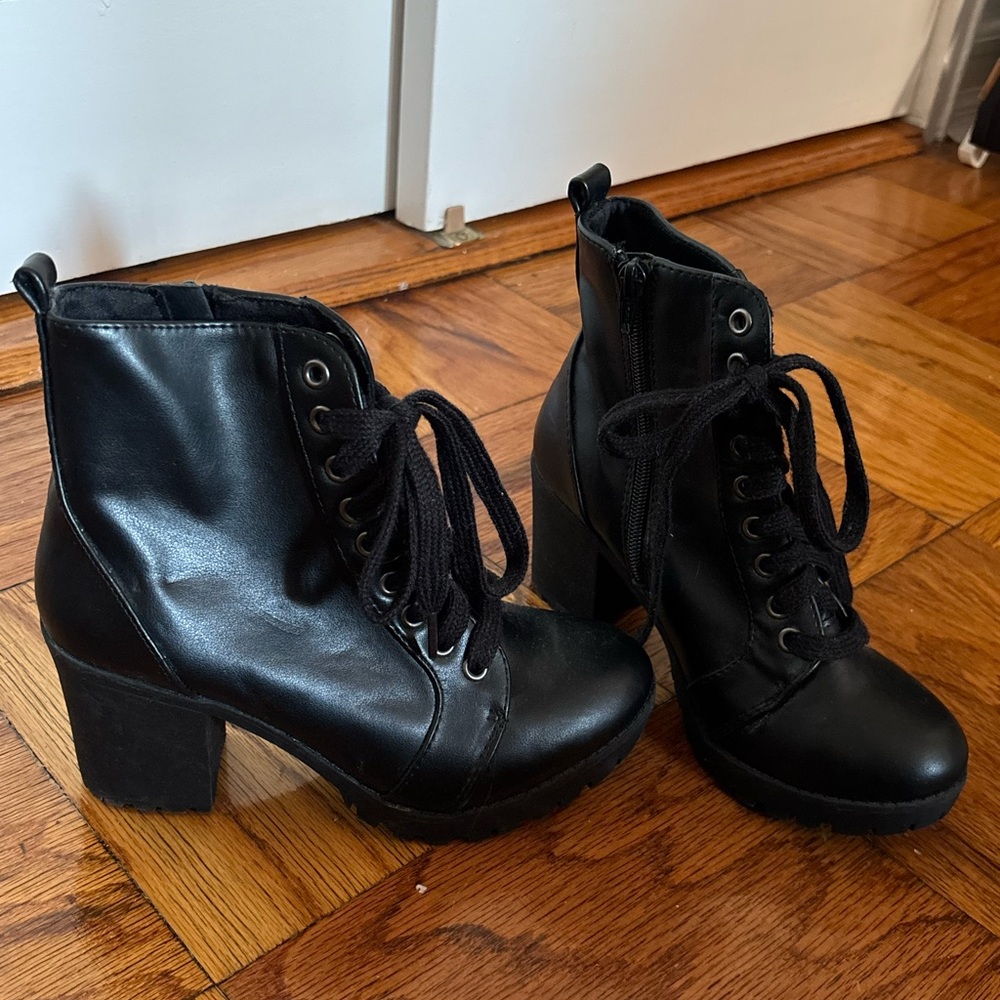 Black lace up heeled booties size 6